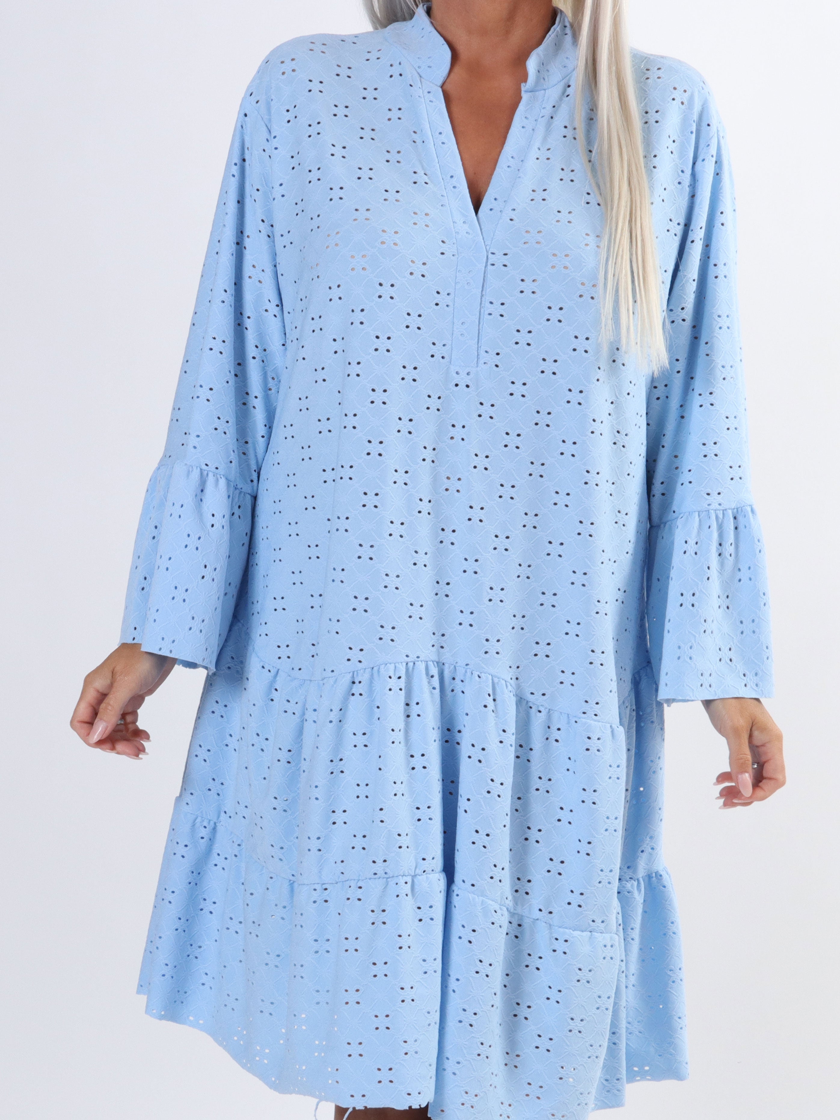 Indiana - Sød elastisk plus size kjole i broderi anglaise